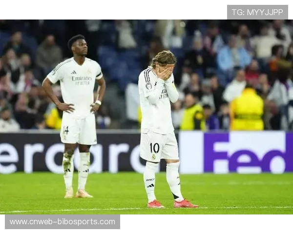 终场哨响，克罗地亚老将莫德里奇跪地掩面